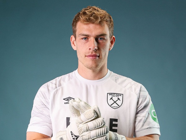 West Ham United Resmi Gaet Mads Hermansen dari Leicester City
